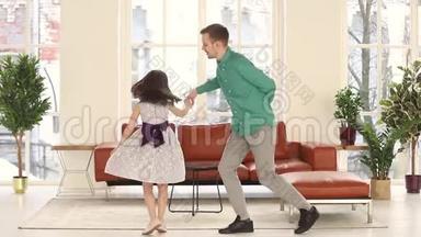 可爱的爸爸和他的孩子<strong>公主</strong>一起<strong>跳舞</strong>，一起享受时光